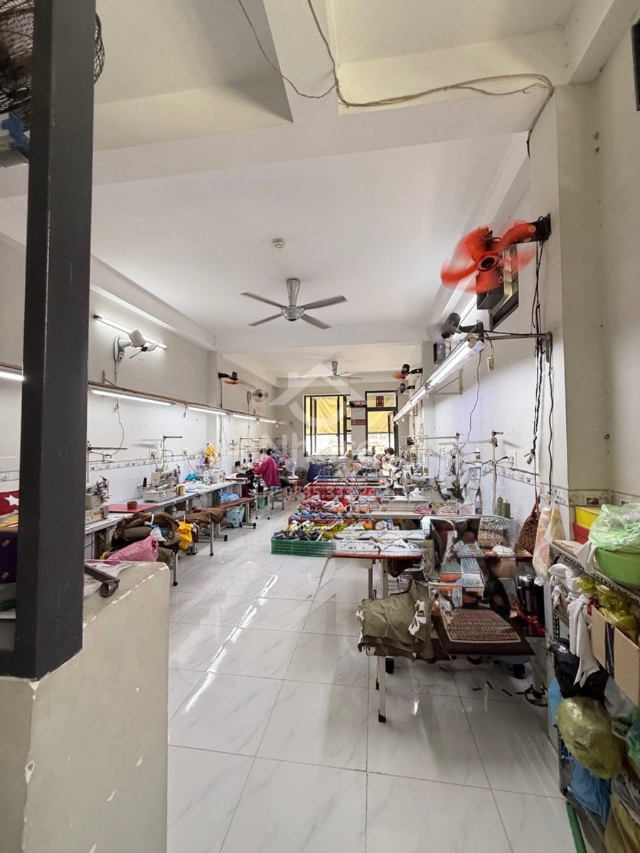 Bán nhà Trịnh Đình Trọng 5 tầng có thang hàng giá 15 tỷ