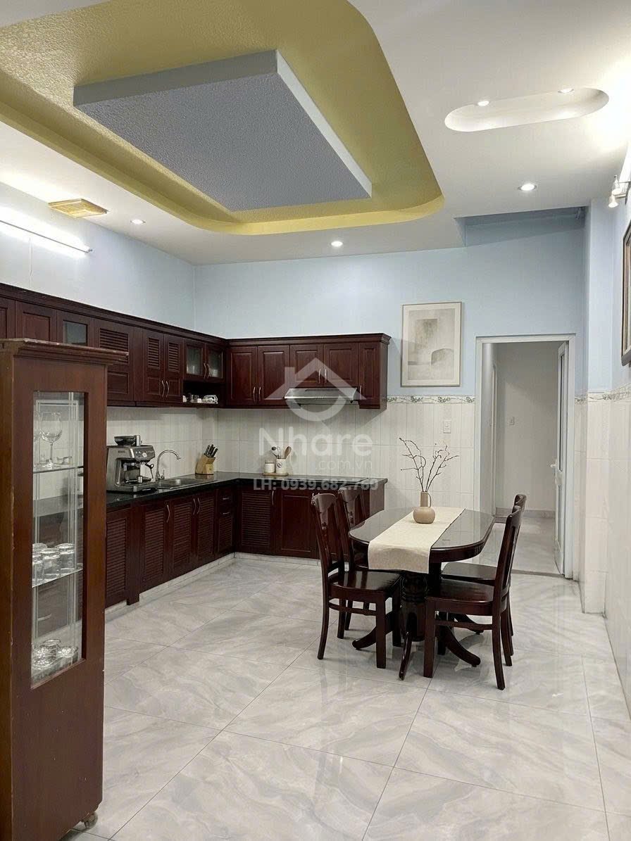 Nhà Tân Bình – Lạc Long Quân, 3 tầng ở ngay – KD, ngang hơn 4m – dài 14m – hơn 8 tỷ.