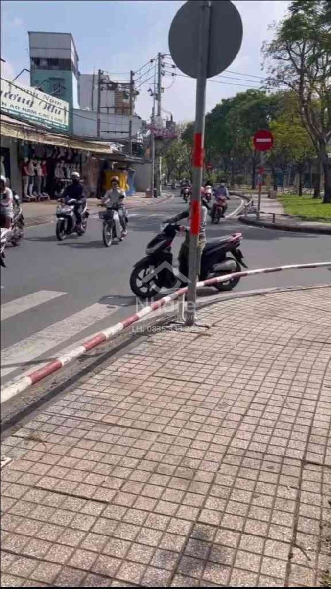 Nhà 9 tầng Kênh Nước Đen giá 18 tỷ
