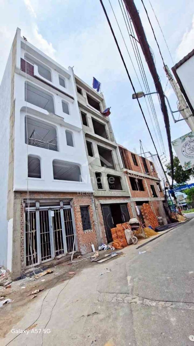 Nhà 9 tầng Kênh Nước Đen giá 18 tỷ
