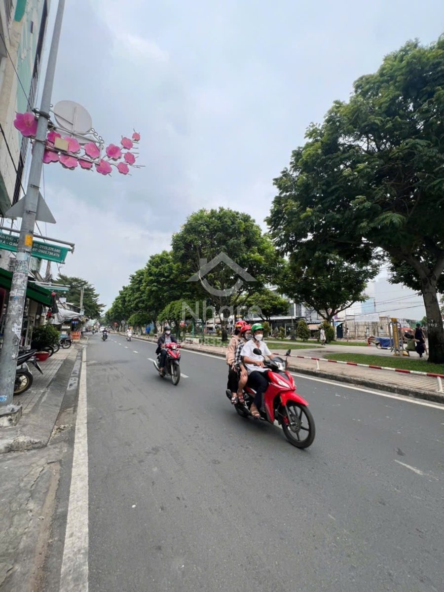 Nhà Kênh Nước Đen lô góc thang máy nhỉnh 12 tỷ