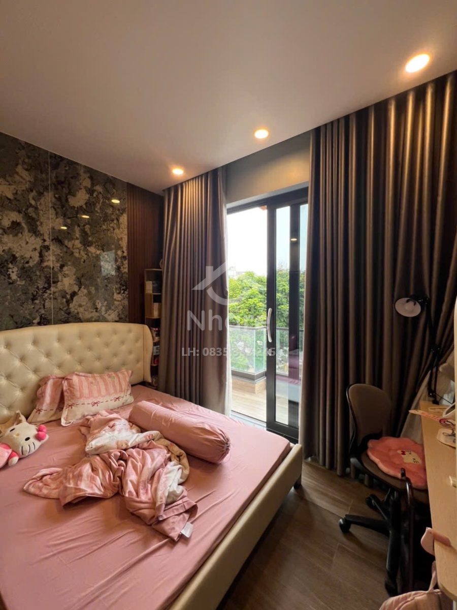 Nhà Kênh Nước Đen lô góc thang máy nhỉnh 12 tỷ